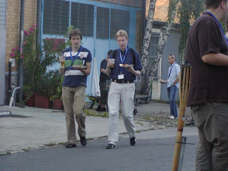 Elmo and Crazy Bob returning from the BBQ area, Ralf_ebt still waiting.